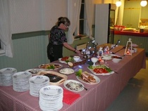 Keittiössä urakoi maineikkaasti Eija Felin pöydät notkui joulun herkkuja 